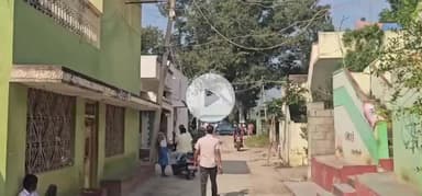 பள்ளிப்பட்டு: கர்லம்பாக்கத்தில்  பத்திரப்பதிவு எழுத்தர் வீட்டின் பூட்டை உடைத்து வீட்டில் அமர்ந்து மது அருந்து விட்டு 100 சவரன் நகை கொள்ளை