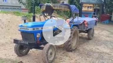 देवघर: जसीडीह: रामचंद्रपुर मोहल्ला मोड़ के पास पदाधिकारी ने बालू से लदा ट्रैक्टर ज़ब्त कर जसीडीह थाना को सौंपा