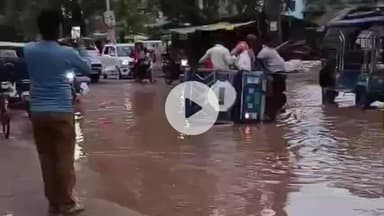 पडरौना: सिधुआँ बाजार में सवारियों से भरा पलटा ई-रिक्शा, एक सवारी घायल — टूटा हाथ, खंडहर सड़क और जलभराव बने दुर्घटना का कारण