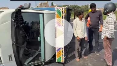 झांसी: रक्सा ब्रिज के पास हाईवे पर भैंस लदा वाहन पलटा, चालक और सहचालक समेत 3 मवेशी घायल हुए