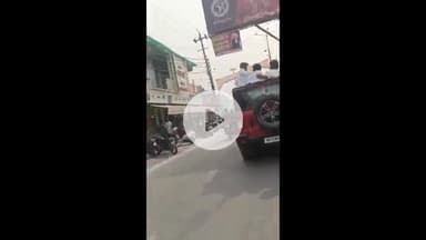 मुज़फ्फरनगर: रूड़की रोड पर कार में सवार युवकों का जानलेवा जश्न, चलती थार के ऊपर बैठकर डांस करते युवक कैमरे में कैद