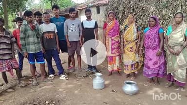 शिकारीपाड़ा: बाबूपाड़ा के दामु टोला में ग्रामीण झरने का पानी पीने का विवश। 
चारों चापाकल बनी शोभा की वस्तु। #jansamasya