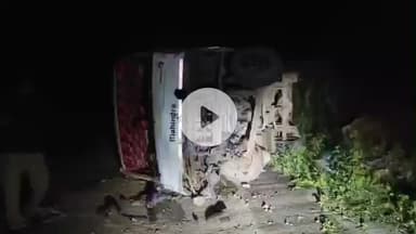 அஞ்செட்டி: கோவிலில் வழிபட்டு வீடு திரும்பியபோது பிரேக் பிடிக்காமல் பிளிகல் என்னுமிடத்தில் சாலையில் கவிழ்ந்த மினி பஸ்:குழந்தைகள் உட்பட 17பேர் படுகாயம்