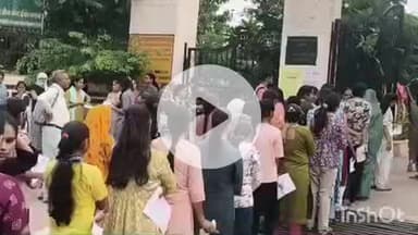 दौसा: दौसा में 29 परीक्षा सेंट्रो पर ग्राम विकास अधिकारी की परीक्षा के लिए अभ्यर्थियों को कड़ी जांच के बाद दिया गया प्रवेश