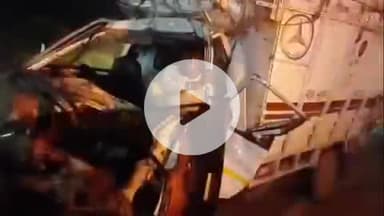 सिराथू: गुलामीपुर में हाईवे किनारे खड़े ट्रक से टकराई पिकअप, तीन लोग पिकअप की केबिन में फंसे, पुलिस ने निकालकर भेजा अस्पताल