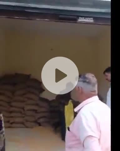 जगाधरी: खानपुर: सरकारी डिपो संचालक पर उपभोक्ता ने कोटे का गेहूं न देने का आरोप लगाया, वीडियो वायरल