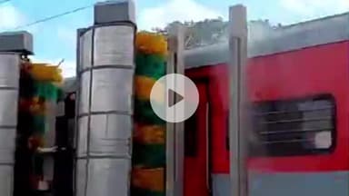 धनबाद/केंदुआडीह: धनबाद रेलवे स्टेशन पर ऑटोमेटिक मशीन से रेल की बोगी की जा रही है सफाई, पानी की हो रही है बचत