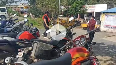 शिवसेना UBT मध्यप्रदेश उपराज्य प्रमुख विवेक पांडे सीधी द्वारा सिविल सर्जन डॉक्टर खरे का मुंह काला करने का शिवसेना UBT मध्य प्रदेश पूरा समर्थन करती है जो डॉक्टर निजी अस्पतालों में सेवाएं दे अपनी दुकान चला रहे हैं और अपनी जेब भर रहे हैं वे सर