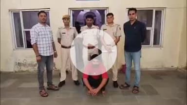 पीपलदा: इटावा पुलिस ने कस्बे में सोने के आभूषण चोरी के मामले में फरार 5000 के इनामी अपराधी को किया गिरफ्तार