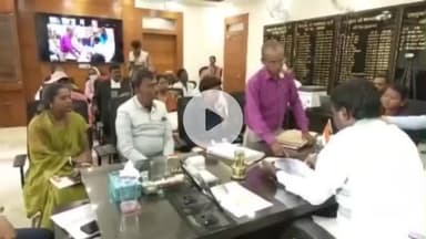 कांके: समाहरणालय में उपायुक्त ने किया जनता दरबार का आयोजन, सुनी फरियादियों की समस्या