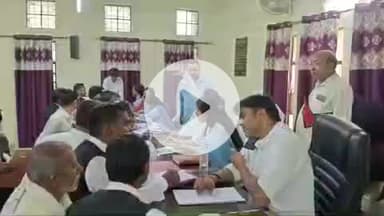 करछना: करछना तहसील परिसर में आयोजित संपूर्ण समाधान दिवस पर आई 200 से अधिक शिकायतें, लेकिन एक भी शिकायती पत्र का नहीं हुआ समाधान