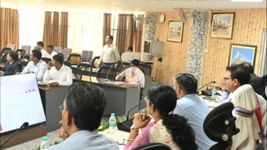 गिरिडीह: समाहरणालय सभागार में प्रमंडलीय आयुक्त पवन कुमार की अध्यक्षता में राजस्व मामलों पर कार्यशाला आयोजित