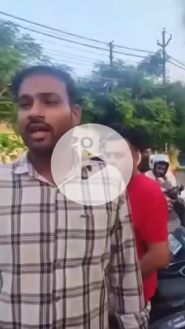 झांसी: अटल एकता पार्क में बिना ठेके के वसूले जा रहे पार्किंग के पैसे, पार्षद ने युवक को पकड़ा, वीडियो हुआ वायरल