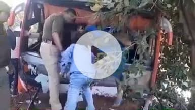 झांसी: गरिमा ढाबे के पास तेज रफ्तार बस हाईवे किनारे गड्ढे में जा घुसी, 30 से अधिक यात्री घायल, ड्राइवर और कंडक्टर फरार