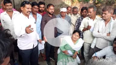 बिधूना: बेला सहकारी समिति पर खाद वितरण के दौरान नायाब तहसीलदार रुचि मिश्रा पहुंची