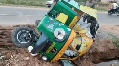 जतारा: जतारा रोड दुर्गापुर में टैक्सी पलटी, कोई हताहत नहीं, स्थानीय लोगों ने DBL कंपनी भोपाल टोल टैक्स मवई पर लगाया लापरवाही का आरोप