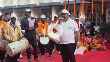 गोपालगंज: समाहरणालय परिसर में मतदाताओं को जागरूक करने के लिए वरीय कोषागार पदाधिकारी शशिकांत आर्य ने गाया मधुर गीत