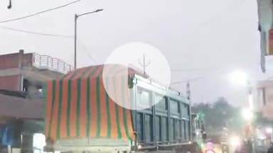 सिराथू: बालू माफियाओं ने देवीगंज से ओवरलोड बालू के वाहनों को तिरपाल उढ़ाकर गुजारने का नया तरीका अपनाया