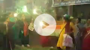 झांसी: भारतीय विमेंस टीम बनी वर्ल्ड चैंपियन, झाँसी के इलाइट चौराहे पर महिलाओं ने मनाया जश्न