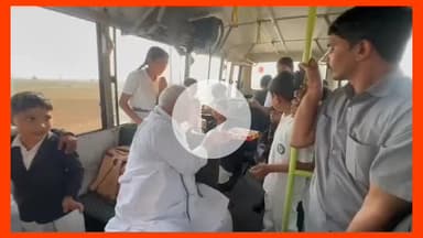 bachcho ke sath bas me rajymatri Jawahar Singh ne kiya safar @jawahar867