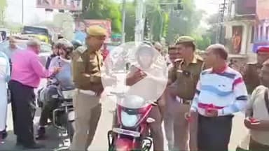 झांसी: झांसी ट्रैफिक पुलिस की अनूठी पहल से जागरूक हुए बाइक सवार, गुलाब का फूल देकर समझाए ट्रैफिक नियम