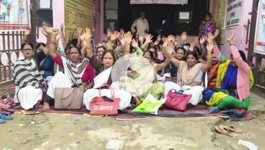 नौतनवा: रतनपुर सीएचसी पर बकाया मानदेय को लेकर आशा कार्यकर्ताओं ने किया प्रदर्शन