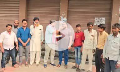 #गंजडुंडवारा: भारत की महिला क्रिकेट टीम ने पहली बार विश्व कप जीतकर इतिहास रच दिया है। इस ऐतिहासिक अवसर पर समाजसेवी एडवोकेट अब्दुल हफीज गांधी ने गंजडुंडवारा के सहावर अड्डे पर मिठाइयाँ बाँटकर और लोगों के साथ खुशियाँ मनाकर अपनी प्रसन्नता व्यक्