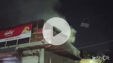 हाथरस: मथुरा रोड स्थित वेकरी एवं आइसक्रीम के गोदाम की ऊपरी मंजिल पर शॉर्ट सर्किट से लगी भीषण आग, दमकल की कई गाड़ियां मौके पर