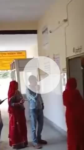 चूरू: चूरू जिले के सांडवा अस्पताल की शर्मनाक तस्वीर, घायल के पैर पर गत्ता बांधकर किया गया रेफर, दावों की पोल खुली