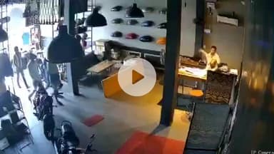 पडरौना: पड़रौना नगर छावनी बुलेट एजेंसी में दबंगई, मैनेजर को एजेंसी के अंदर घुसकर पीटा, वीडियो हुआ वायरल