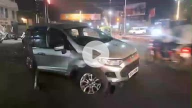 झांसी: बीकेडी चौराहे के पास तेज गति से भाग रही चार पहिया वाहन डिवाइडर से टकराई, वीडियो हुआ वायरल