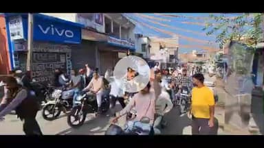 पीपलदा: किसानों की समस्याओं को लेकर इटावा में कांग्रेस के आह्वान पर बाजार पूरी तरह बंद, विधायक पटेल धरने पर