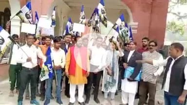 लखीमपुर: विलोबी हाल में अपना जनता पार्टी का धरना प्रदर्शन, CJI पर जूता फेंकने वाले की गिरफ्तारी की उठाई गई मांग