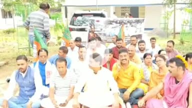 देवघर: देवघर चाईबासा में एचआईवी संक्रमित ब्लड चढ़ाने के मामले में भाजपा ने सिविल सर्जन कार्यालय में धरना दिया