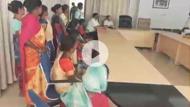 खूंटी: चैपी गांव के ग्रामीणों ने समाहरणालय खूंटी में उपायुक्त को गांव की समस्याओं को लेकर आवेदन सौंपा