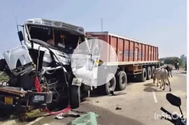 बारां: NH27 रामपुरिया के पास दो ट्रकों की भिड़ंत, नहीं हुई कोई जनहानि, धान से भरी ट्राली पलटने से हुआ हादसा