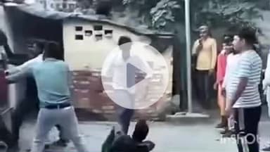 बिधूना: बेला थाना क्षेत्र के याकूबपुर पुलिस चौकी परिसर में हुई मारपीट का वीडियो सोशल मीडिया पर वायरल