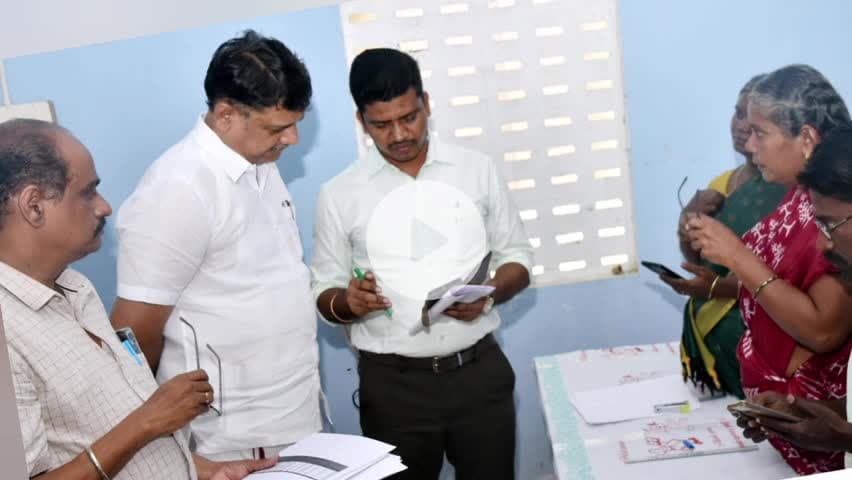வெம்பக்கோட்டை: ஊராட்சி ஒன்றிய பகுதிகளில் நடைபெற்று வரும் வளர்ச்சி திட்ட பணிகளை மாவட்ட ஆட்சித் தலைவர் நேரில் சென்று ஆய்வு மக்களிடம் கருத்துகள் கேட்டறிந்தார்