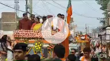 गोपालगंज: दिल्ली की मुख्यमंत्री रेखा गुप्ता ने शहर में किया रोड शो, एनडीए सरकार बनाने की अपील की, उमड़ी भाजपा समर्थकों की भीड़