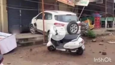 శంకరపట్నం: శంకరపట్నంలో ప్రధాన రహదారి పై కారు బీభత్సం, అర్ధరాత్రివేళ ఇంట్లోకి దూసుకు పోయిన కారు