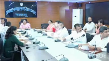 मेदिनीनगर (डालटनगंज): डीसी समीरा एस ने नियोजन, कौशल विकास, सामाजिक सुरक्षा व श्रम विभाग की समीक्षा बैठक ली