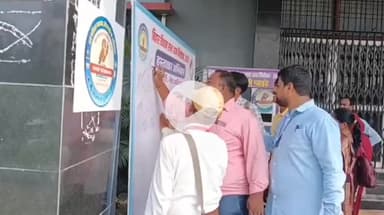 डुमरा: सीतामढ़ी इंडोर स्टेडियम में हस्ताक्षर अभियान चलाया गया, मीडिया कर्मियों ने भी भाग लिया