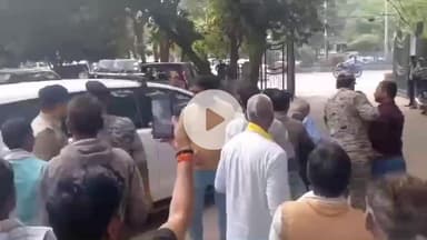 ग्वालियर गिर्द: सवर्ण और दलितों में फिर तनाव, एट्रोसिटी एक्ट में मामला दर्ज होने पर सवर्ण समाज के लोगों ने एसपी ऑफिस में किया प्रदर्शन