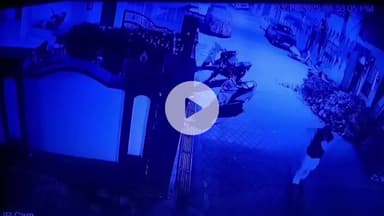 मुज़फ्फरनगर: मोबाइल पर बात करना पड़ा भारी, दबंगों ने बीच सड़क पर जमकर की पिटाई, व्यक्ति को उठा-उठाकर पटका, CCTV में कैद पूरी वारदात