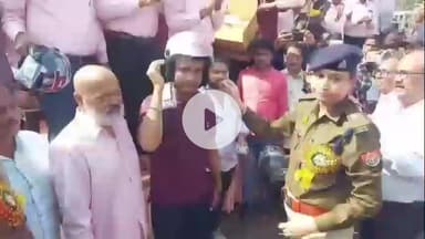 झांसी: यातायात महापरियोजना के तहत संस्था ने इलाइट चौराहे पर बांटे हेलमेट, जागरूकता के साथ दिलाई शपथ