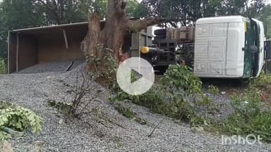 शिकारीपाड़ा: चायपानी के पास गिट्टी से भरा टेलर पलटा, चालक बाल-बाल बचा