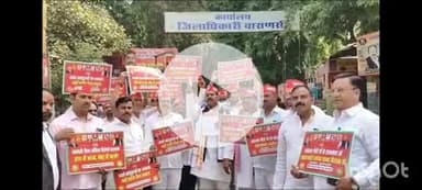 वाराणसी में जिला मुख्यालय पर सपा कार्यकर्ताओं ने किया प्रदर्शन