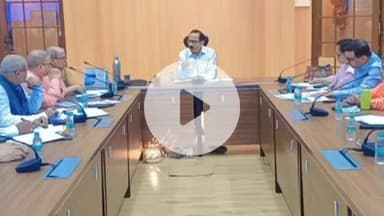 झांसी: मण्डलायुक्त ने दिए निर्देश, कहा- गुणवत्तापूर्ण चिकित्सा के लिए नवाचार करने की आवश्यकता है