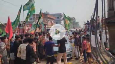 आरा: रोड शो के दौरान जमीरा में आरजेडी समर्थकों ने जनसुराजी प्रशांत किशोर का किया विरोध, झंडा के साथ लगाए मुर्दाबाद के नारे