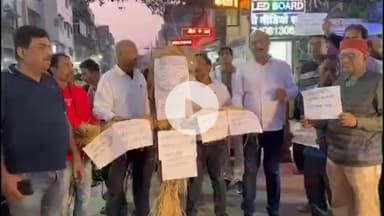 कांके: अपर बाजार के पास व्यापारी समुदाय ने सीएम के विवादित बयान पर सीएम का पुतला फूंका